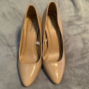 Women’s nude heels size 7.5